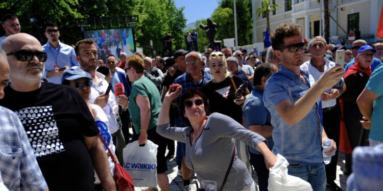 Protesta jashtë Parlamentit përmes fotove
