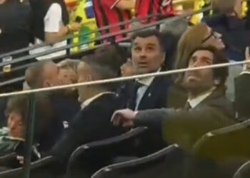 VIDEO/ Skenat e patransmetuara! Shqiptarët hodhën birrat nga gëzimi te festa e golit të Bajramit, ranë në kokën e legjendave të Italisë