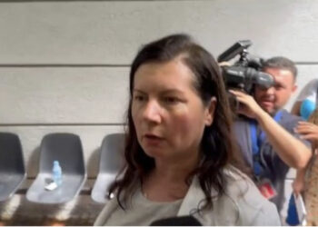 Skandali tek Onkologjiku/ Flet për herë të parë një nga mjeket e akuzuara dhe kapet me gazetarët: Më nxirrni pak më bukur…