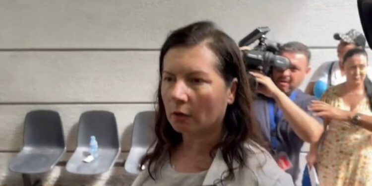 Skandali tek Onkologjiku/ Flet për herë të parë një nga mjeket e akuzuara dhe kapet me gazetarët: Më nxirrni pak më bukur…