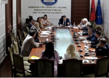 Deputetët, sherr për mjedisin/ Çupi: S’latë çezmë fshati pa bërë HEC! Majko: Po pastruat Fierzën 45 herë në vit shkoj e pi ujë