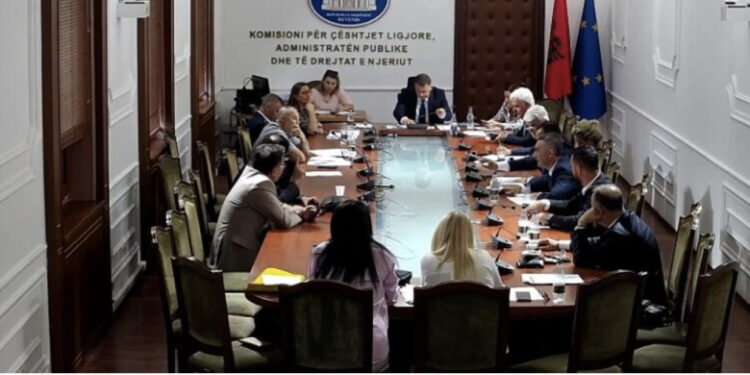 Deputetët, sherr për mjedisin/ Çupi: S’latë çezmë fshati pa bërë HEC! Majko: Po pastruat Fierzën 45 herë në vit shkoj e pi ujë