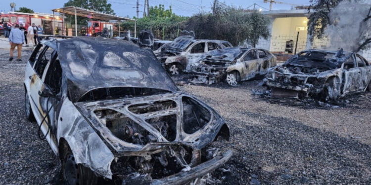 Ishte në arrest shtëpie, doli dhe dogji 6 makina në Kamëz