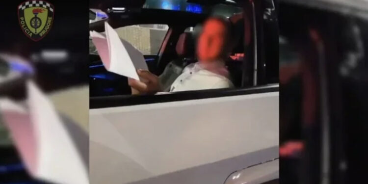 EMRI/ Tentoi ta korruptonte policin me 50 Euro, arrestohet 54-vjeçari i shpallur në kërkim