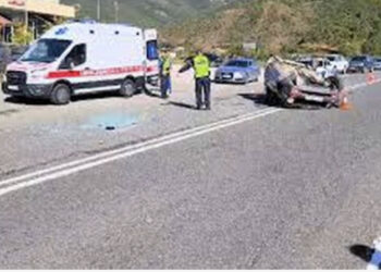 Aksident në aksin Pogradec-Maliq, furgoni me turistë përplas nga pas automjetin në anë të rrugës