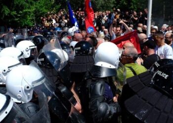 FOTO/ Tubimi i opozitës para Kuvendit, përplasje mes protestuesve dhe Policisë