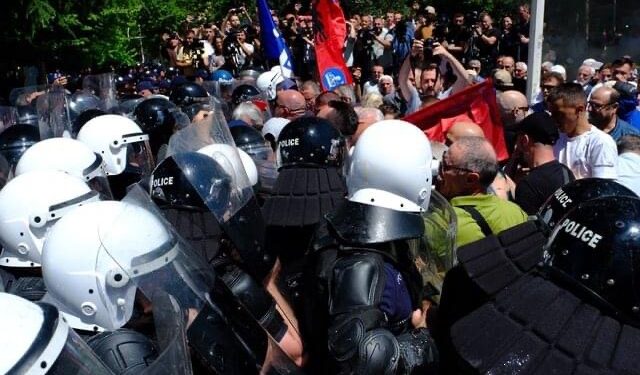 FOTO/ Tubimi i opozitës para Kuvendit, përplasje mes protestuesve dhe Policisë