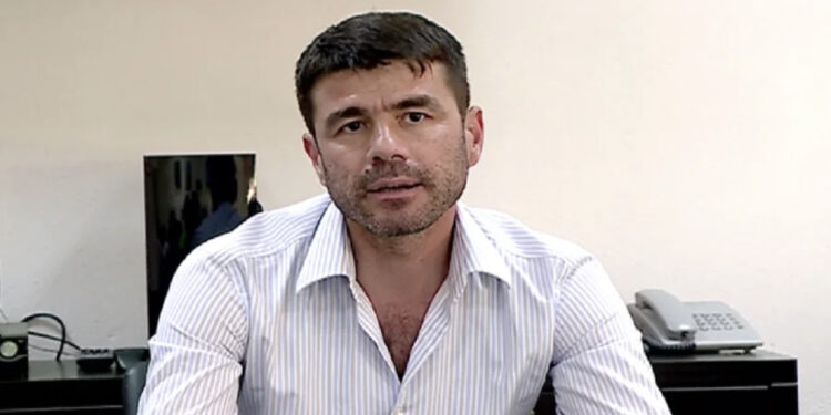 Kryebashkiaku i Përmetit, ‘kukull’ në duart e Zotos e Mërtirit, porosia e Ahmetajt: Mos fli gjumë lo*e, ji agresiv