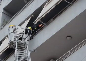 E moshuara mbetet e bllokuar në katin e 5-të të pallatit në Fier, ndërhyjnë forcat zjarrfikëse