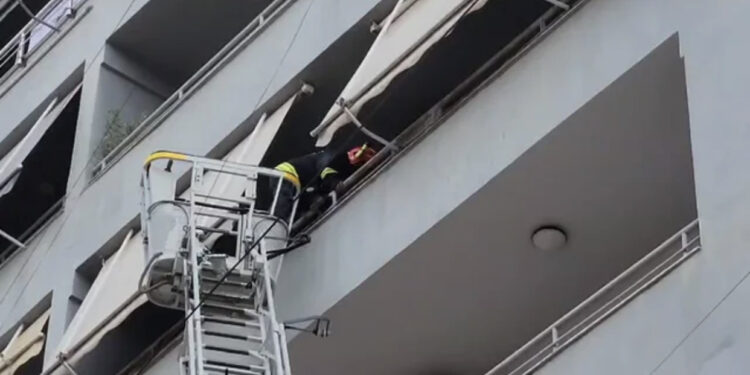 E moshuara mbetet e bllokuar në katin e 5-të të pallatit në Fier, ndërhyjnë forcat zjarrfikëse