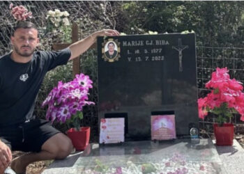 FOTO/ I dedikoi fitoren, Dijonis Biba publikon foto nga varri i nënës