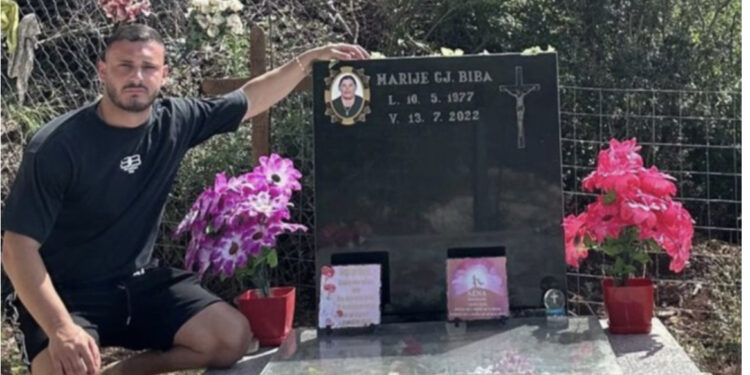 FOTO/ I dedikoi fitoren, Dijonis Biba publikon foto nga varri i nënës