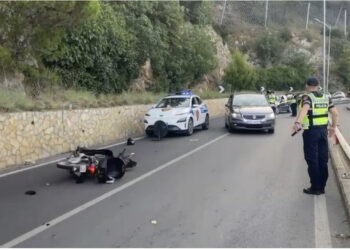 Motori bëhet fije-fije, drejtuesi përfundon në spital