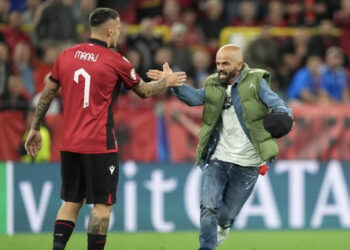 Me flamur në dorë, hyri në fushë dhe takoi djemtë e Kombëtares, kush është shqiptari që ndërpreu për pak sekonda ndeshjen Shqipëri-Itali