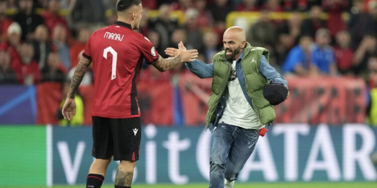 Me flamur në dorë, hyri në fushë dhe takoi djemtë e Kombëtares, kush është shqiptari që ndërpreu për pak sekonda ndeshjen Shqipëri-Itali