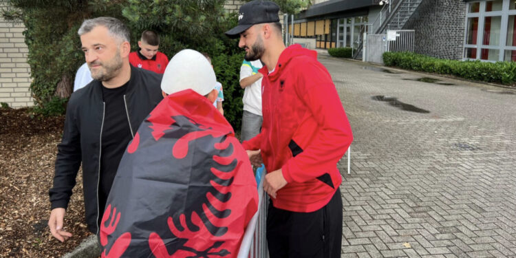 FOTOT/ Para ndeshjes me Spanjën, Broja surprizon fansat