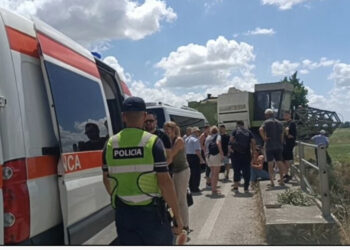 Aksident i rëndë në Lushnjë, fugoni me pasagjerë përplaset me autokombajnën