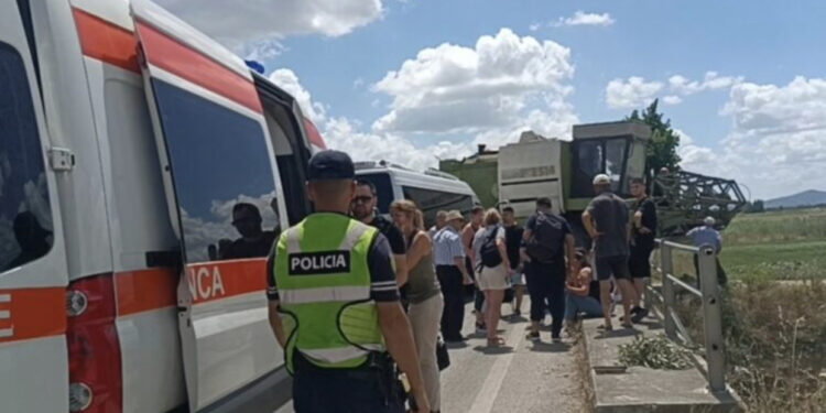 Aksident i rëndë në Lushnjë, fugoni me pasagjerë përplaset me autokombajnën