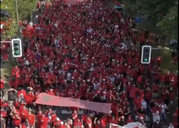 Shqipëri-Spanjë/ Mijëra tifozë ‘pikturojnë’ kuqezi Dusseldorfin, nis marshimi drejt stadiumit
