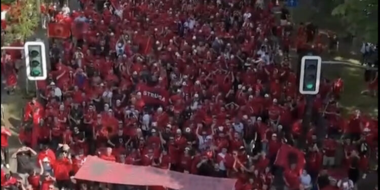 Shqipëri-Spanjë/ Mijëra tifozë ‘pikturojnë’ kuqezi Dusseldorfin, nis marshimi drejt stadiumit