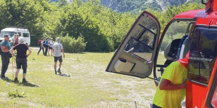 Aksidentohet në bjeshkët e Tropojës, turistja franceze transportohet me helikopter