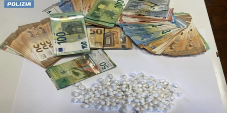 Dhjetëra doza kokaine dhe 14 mijë euro të sekuestruara, në pranga 2 shqiptarët në Itali