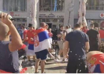 Ndeshja Danimarkë-Serbi, tifozët serbë shishe dhe karrige kokës me ultrasit e Danimarkës