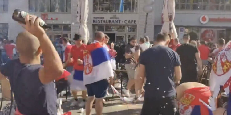 Ndeshja Danimarkë-Serbi, tifozët serbë shishe dhe karrige kokës me ultrasit e Danimarkës