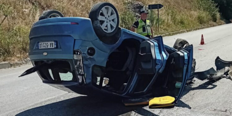 Foto-Lajm/ Aksident në aksin Pogradec-Korçë, makina përmbyset në mes të rrugës