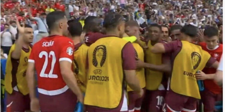 Zvicra shtang “Të Kaltërit” në “Olympiastadion”, një aksion perfekt i “Helvetëve” lë prapa Italinë