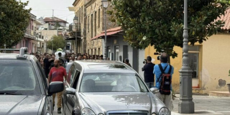 VIDEO/ Mes lotësh i jepet lamtumira vajzës 11-vjeçare që u vra nga daja në Greqi