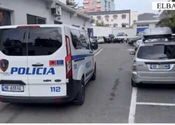 Vodhën një makinë në fshatin Petresh dhe e braktisën pasi mori flakë gjatë rrugës, në kërkim dy autorët