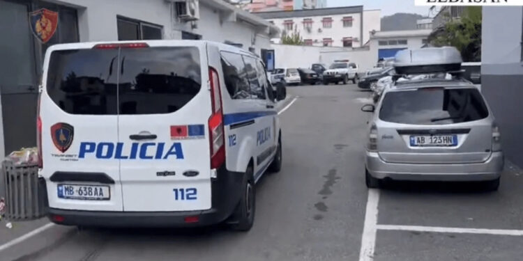 Vodhën një makinë në fshatin Petresh dhe e braktisën pasi mori flakë gjatë rrugës, në kërkim dy autorët