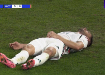 VIDEO/ Përplasje e fortë në zonë, sulmuesi i Hungarisë bie pa ndjenja në fushë