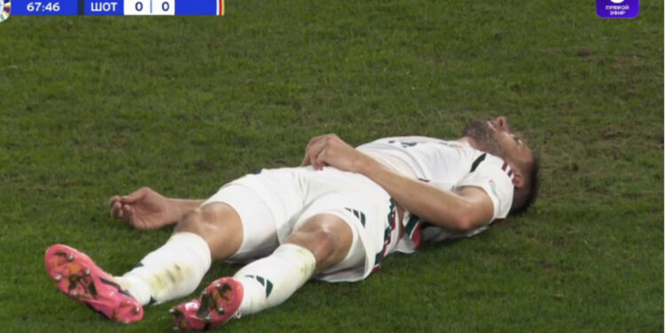 VIDEO/ Përplasje e fortë në zonë, sulmuesi i Hungarisë bie pa ndjenja në fushë