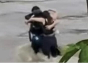 Prekëse/ Tre të rinj përqafohen me njëri-tjetrin para se të rrëmbehen nga ujërat e lumit