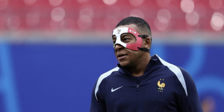 Foto nga stërvitja e Francës, ja si duket maska që po mban Mbappe pas dëmtimit