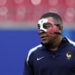 Foto nga stërvitja e Francës, ja si duket maska që po mban Mbappe pas dëmtimit