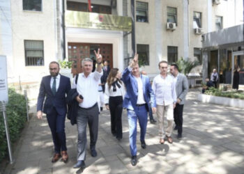 FOTO/ Morën vulën, deputetët e Berishës dalin duke festuar nga Gjykata