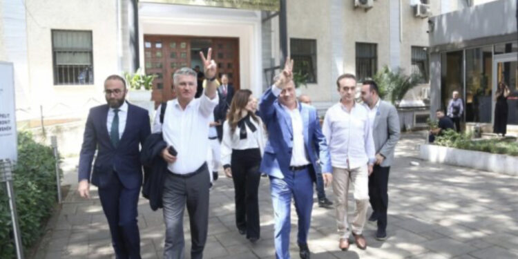 FOTO/ Morën vulën, deputetët e Berishës dalin duke festuar nga Gjykata