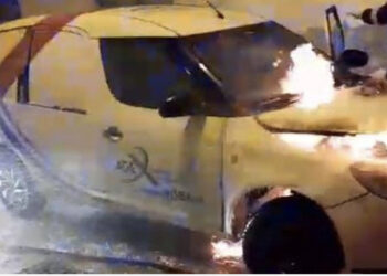 Shpërthen në flakë automjeti në Berat, shpëtohet mrekullisht drejtuesi