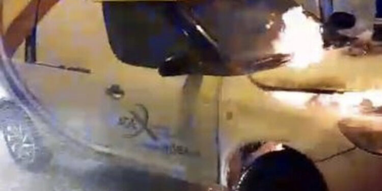 Shpërthen në flakë automjeti në Berat, shpëtohet mrekullisht drejtuesi