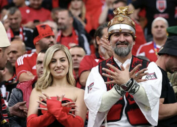 ‘Marca’ jehonë kuqezinjve/ Uzuni: Në Shqipëri vdesin për flamurin dhe himnin