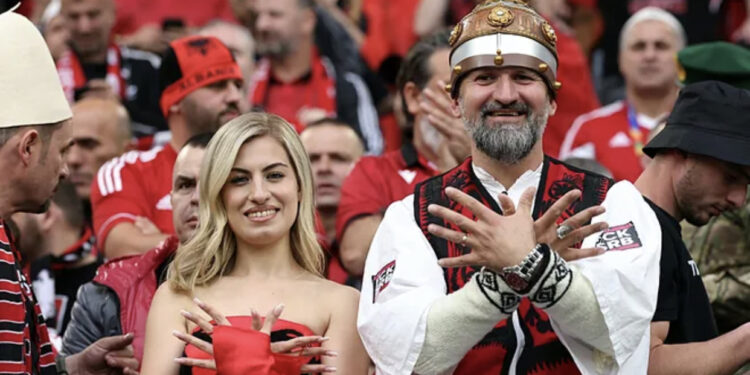 ‘Marca’ jehonë kuqezinjve/ Uzuni: Në Shqipëri vdesin për flamurin dhe himnin