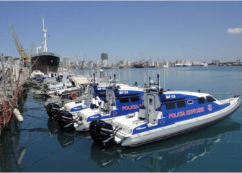 Shkelën perimetrin e sigurisë, bllokohen dy mjete lundruese në Palasë dhe Zvërnec! Gjobiten drejtuesit