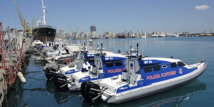 Shkelën perimetrin e sigurisë, bllokohen dy mjete lundruese në Palasë dhe Zvërnec! Gjobiten drejtuesit