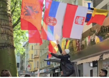 Tifozi shqiptar hoqi flamurin serb dje në Dortmund, media serbe: Provokim!
