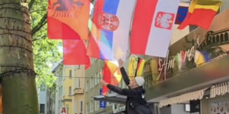 Tifozi shqiptar hoqi flamurin serb dje në Dortmund, media serbe: Provokim!