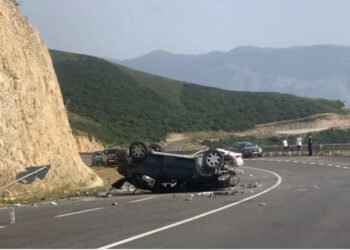 Aksident në autostradën Levan – Vlorë! Automjeti përfundon në kanal, lëndohet drejtuesi