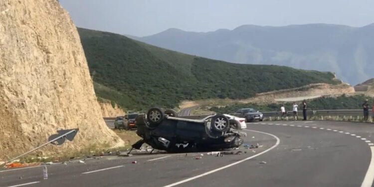 Aksident në autostradën Levan – Vlorë! Automjeti përfundon në kanal, lëndohet drejtuesi
